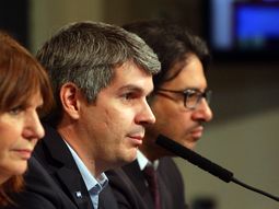 la oposicion recibe a marcos pena por primera vez en diputados la oposicion recibe a marcos pena por primera vez en diputados