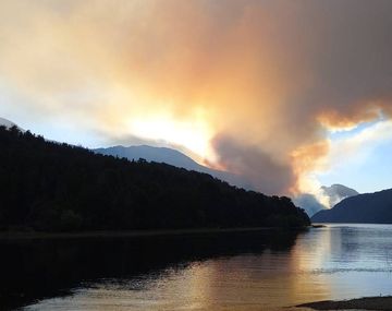 Bariloche: el clima dificulta el combate del incendio forestal en cercanías del Lago Steffen
