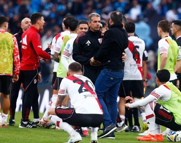 Chacho Coudet, descontrolado contra Yael Falcón Pérez tras la derrota de River