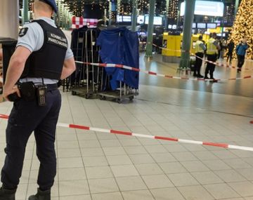 Evacuaron el aeropuerto de Amsterdam porque un hombre aseguró tener una bomba