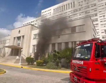 VIDEO: Impresionante incendio en el Hospital Militar de Palermo