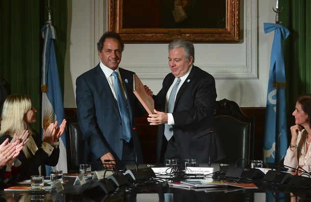Scioli firmó un convenio con el rector de la UBA para los empleados municipales