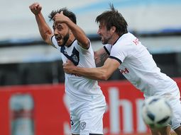 Vélez consiguió una victoria sobre Defensa y Justicia y logró oxígeno de cara a la lucha por la permanencia. Vélez consiguió una victoria sobre Defensa y Justicia y logró oxígeno de cara a la lucha por la permanencia.
