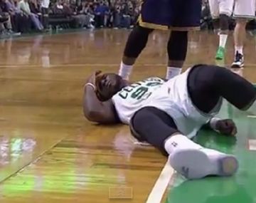 Jugador de la NBA durmió a otro con un terrible golpe