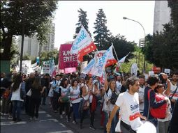 Los docentes se movilizan en La Plata Los docentes se movilizan en La Plata