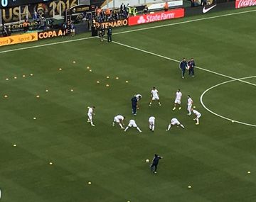 Enchufadísimos: así entraba en calor la Selección antes de la final
