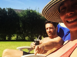 el dia de pileta de gustavo conti y ximena capristo, con su pancita de cinco meses el dia de pileta de gustavo conti y ximena capristo, con su pancita de cinco meses