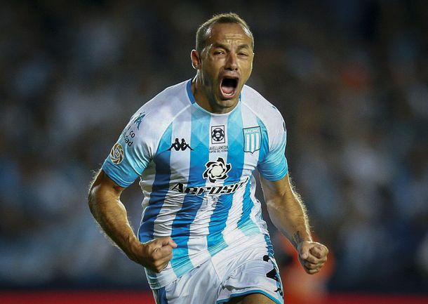 Marcelo Díaz celebra el gol de Racing ante Independiente