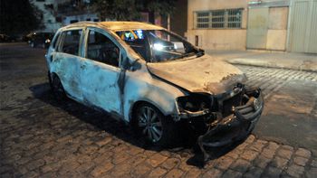 incendian un taxi con el chofer adentro tras un intento de asalto