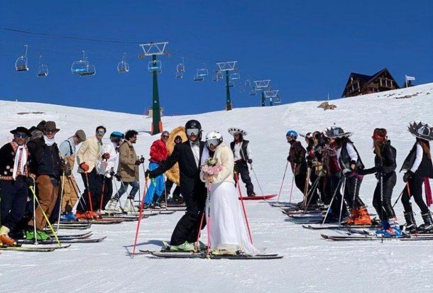 Se casaron en la cima del cerro Catedral con los esquíes puestos