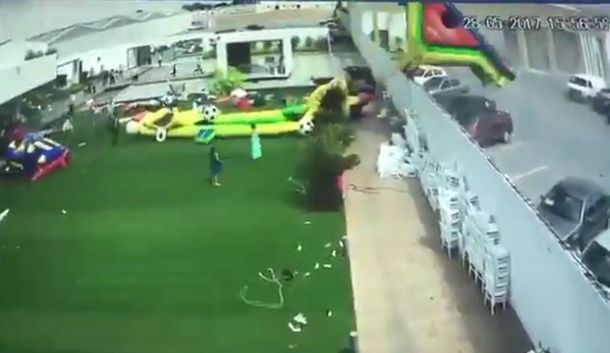 El viento levantó juegos inflables: una nena está delicada