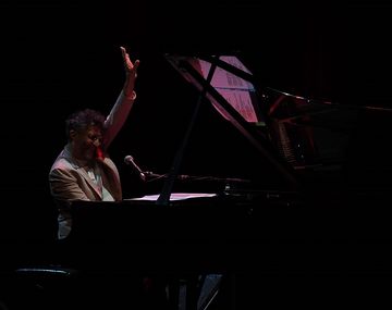 Abrazó a un falso Fito Páez y es uno de los virales del día