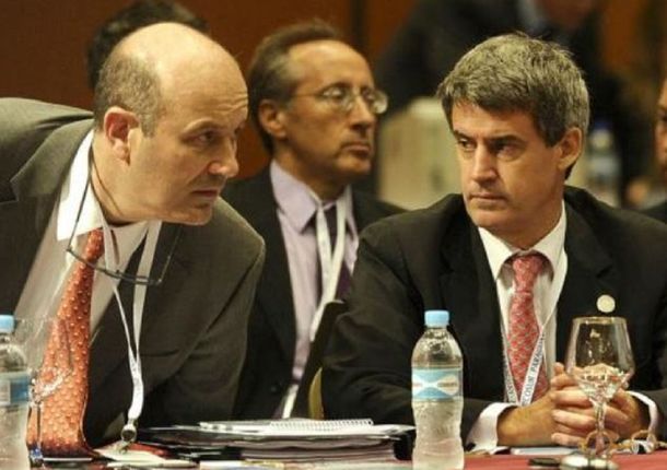 El Gobierno vende dólares y el BCRA sufre: disputa entre Prat Gay y Sturzenegger