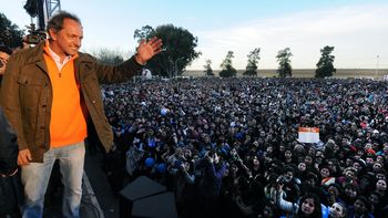 todo el kirchnerismo se alinea detras de scioli: las diferencias no son de fondo todo el kirchnerismo se alinea detras de scioli: las diferencias no son de fondo