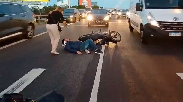Accidente en la Autopista del Oeste: un motoquero quedó tirado en el asfalto