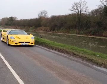 Así se hace esquí acuático desde una Ferrari