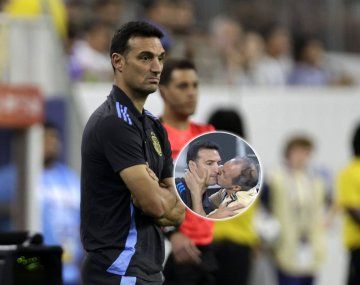 Scaloni bromeó sobre el beso con el utilero Marito: No fue consentido