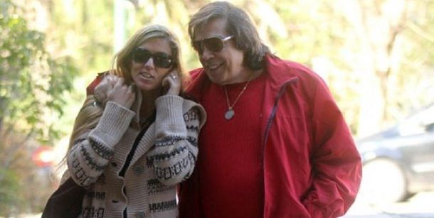 Cacho Castaña debuta en radio, pero su novia Marina Rosenthal fue citada por la Justicia