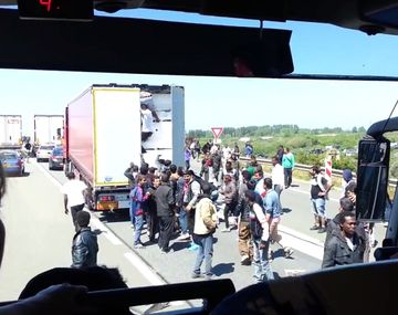 El desesperado intento de 30 inmigrantes por cruzar la frontera del Reino Unido