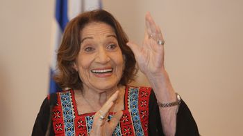 Cristina Morán fue pionera de la televisión uruguaya y una de las primeras mujeres en aparecer en pantalla. Cristina Morán fue pionera de la televisión uruguaya y una de las primeras mujeres en aparecer en pantalla.