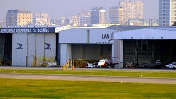 kicillof se reune con el ceo de lan por el desalojo del hangar kicillof se reune con el ceo de lan por el desalojo del hangar