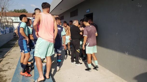 Se suspendió San Telmo vs Aldosivi por una bomba de estruendo que hirió a un DT