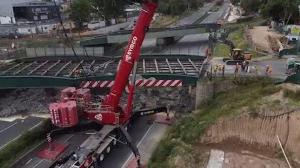 El montaje del puente ferroviario en la Autopista Dellepiane.