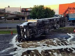 caos en panamericana por el vuelco de un camion que transportaba aceite: el corte es total caos en panamericana por el vuelco de un camion que transportaba aceite: el corte es total