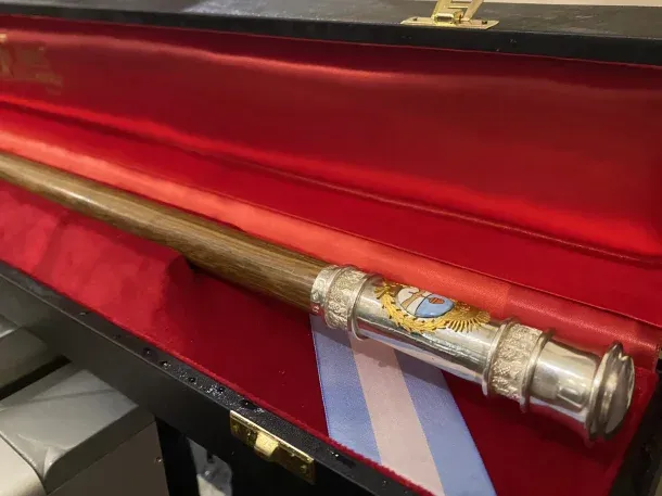 Pallarols entregó en Casa Rosada el bastón presidencial de Milei