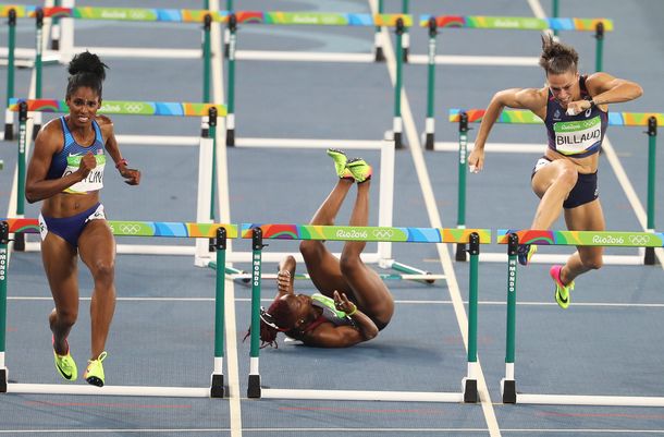 De boca al piso: se llevó puesta una valla y no pudo terminar la carrera