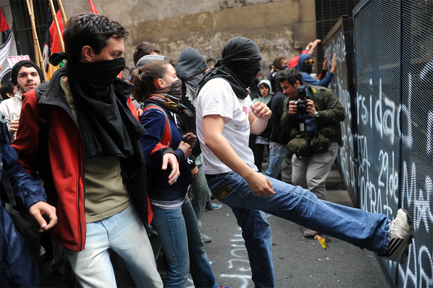 Tensión entre estudiantes y la policía en el rectorado de la UBA