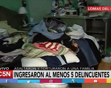 Les robaron y los torturaron con una plancha