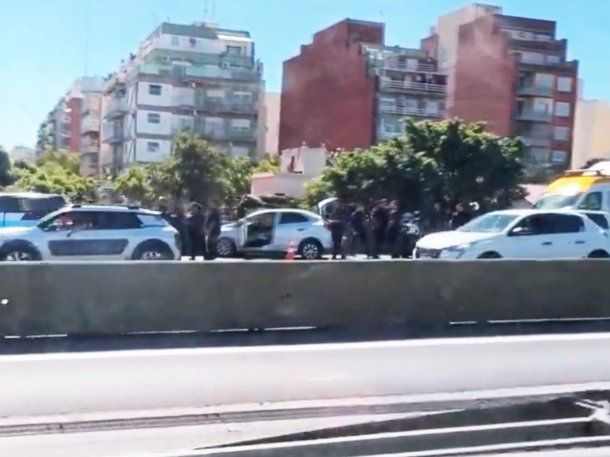Tensión en la Autopista 25 de Mayo: persecución y tiroteo entre la Policía y un auto