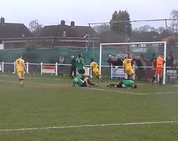 Jordan Carey no se bancó el gol en el rebote de un penal y reaccionó con furia