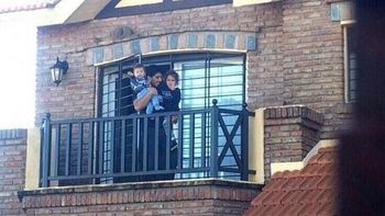 como un heroe, luis suarez saludo a cientos de fanaticos desde el balcon de su casa como un heroe, luis suarez saludo a cientos de fanaticos desde el balcon de su casa