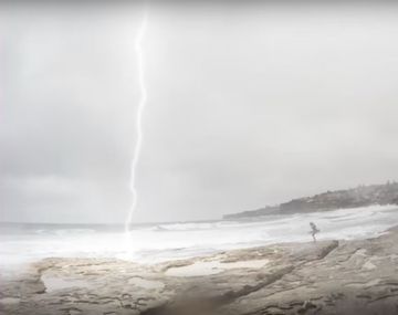 VIDEO: ¿Qué pasa cuando cae un rayo al lado tuyo?