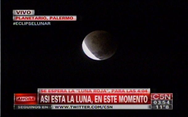 El espectáculo del eclipse total: la luna se volvió roja esta madrugada