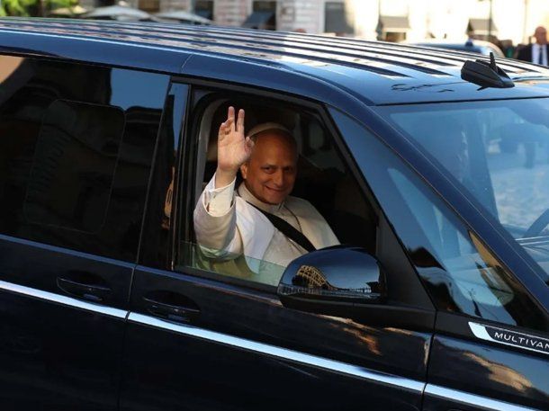 Volvió el lujo al Vaticano: este es el costoso vehículo que eligió el papa León XIV