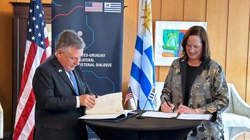 El canciller Omar Paganini firmó el acuerdo junto a la embajadora de Estados Unidos en Uruguay, Heide Fulton. El canciller Omar Paganini firmó el acuerdo junto a la embajadora de Estados Unidos en Uruguay, Heide Fulton.