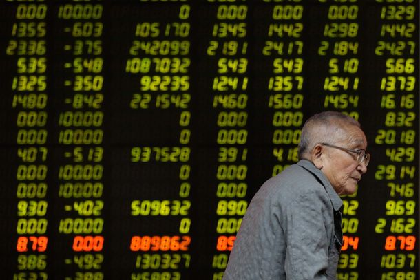 Las bolsas chinas vuelven a cerrar en baja mientras investigan el derrumbe de ayer