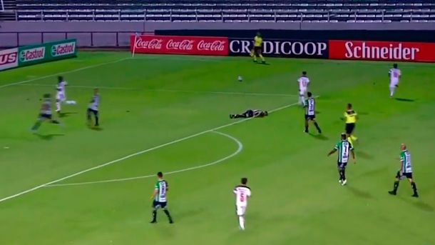Susto en el partido de Independiente: un jugador de Villa Mitre cayó desmayado tras un golpe