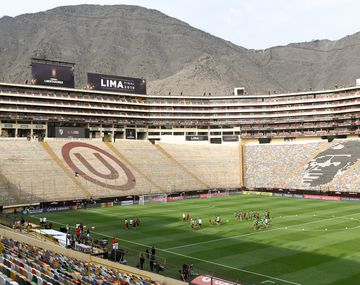 Ingresan los hinchas al Monumental de Lima para la gran final de la Copa Libertadores