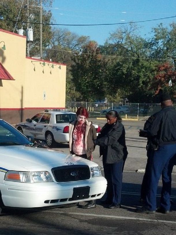 Detienen a una zombie por estar borracha en la vía pública