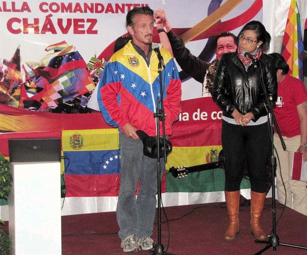 Sean Penn rezó por la salud de Hugo Chávez con una particular vestimenta