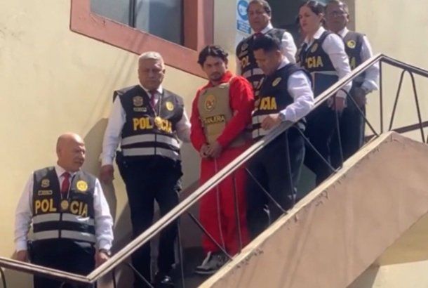 Así trasladaban a Matías Ozorio al aeropuerto para ser extraditado a la Argentina.