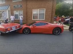 Quiso estacionar y su auto terminó encima de otro