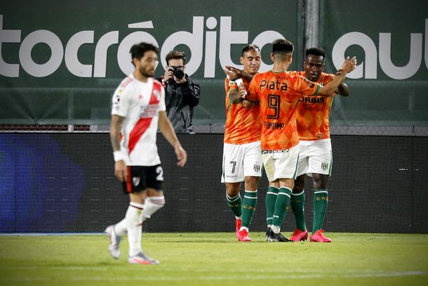 VIDEO: El insólito y obsceno festejo de un hincha de Banfield al aire tras vencer a River