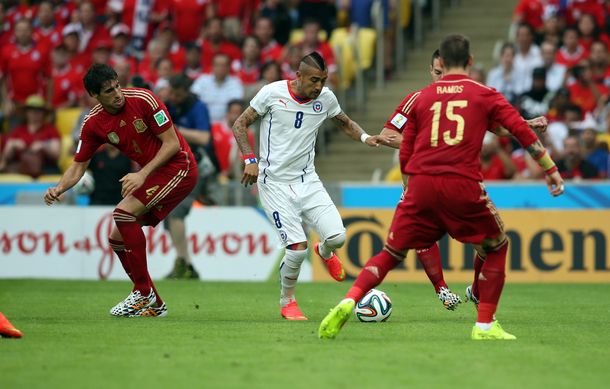 España, último campeón del mundo, cayó ante Chile y se despidió de Brasil