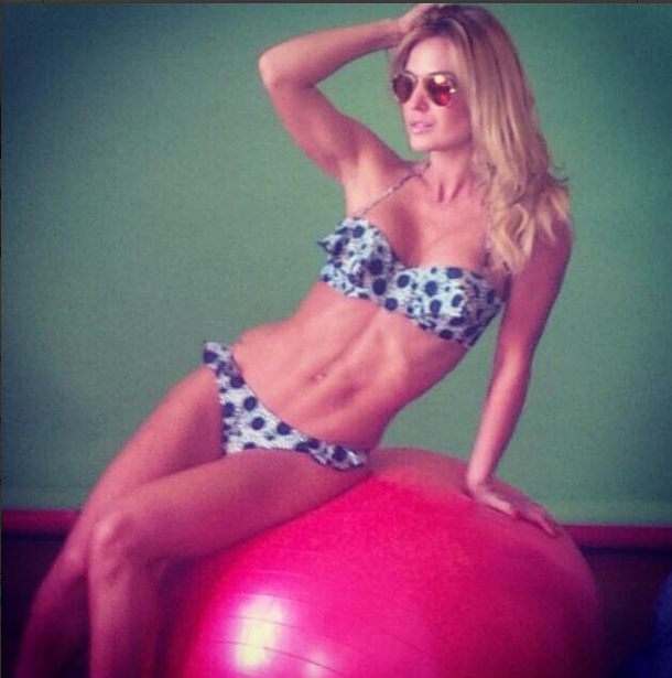 Jésica Cirio, muy sexy, posó a lo Pamela Anderson