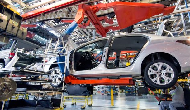 En caída libre: la producción automotriz se derrumbó en abril 33,9%